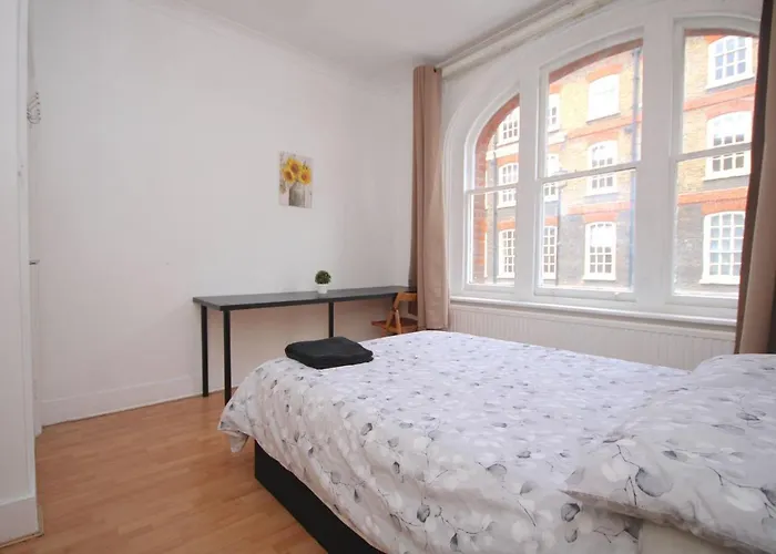Great Flat Located In Trendy Soho